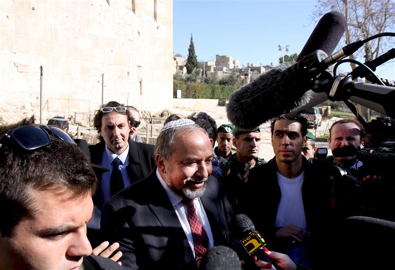 ליברמן בחברון: מתפלל לניצחון