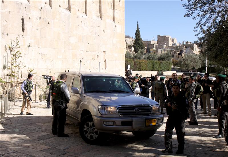 ליברמן בחברון: מתפלל לניצחון