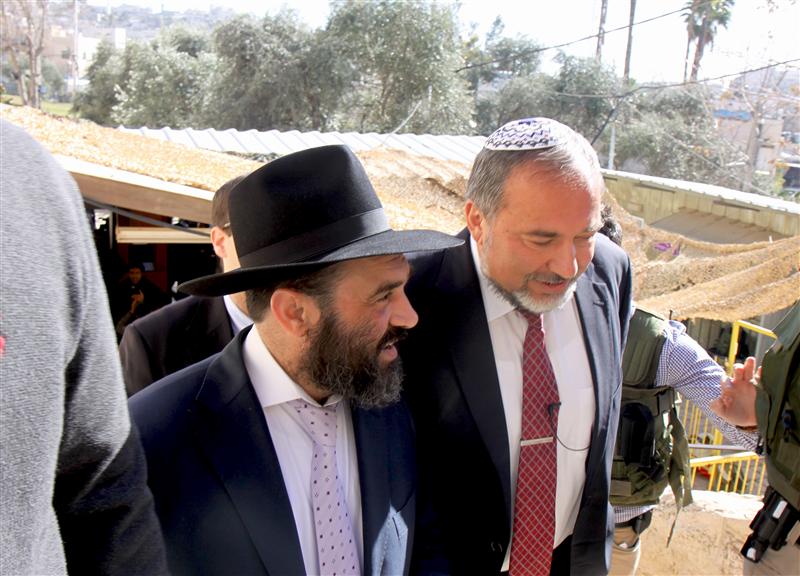 ליברמן בחברון: מתפלל לניצחון