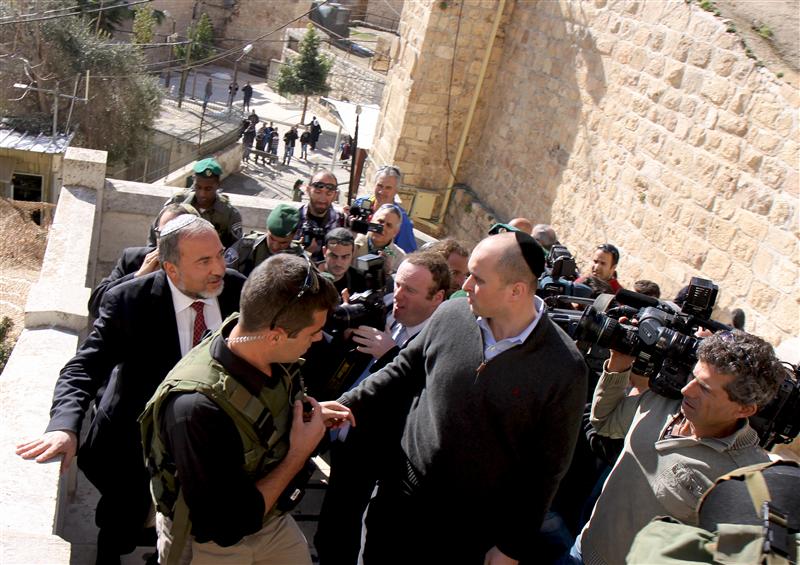 ליברמן בחברון: מתפלל לניצחון