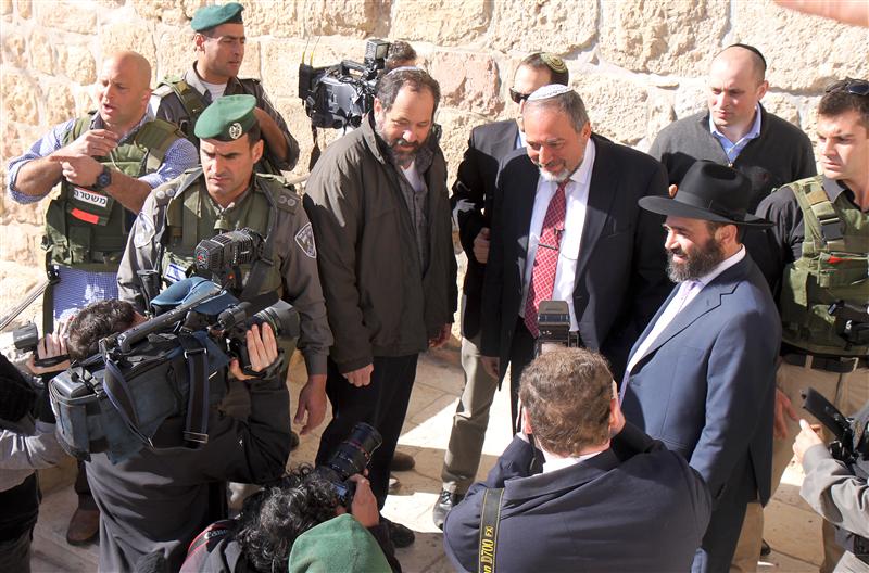 ליברמן בחברון: מתפלל לניצחון