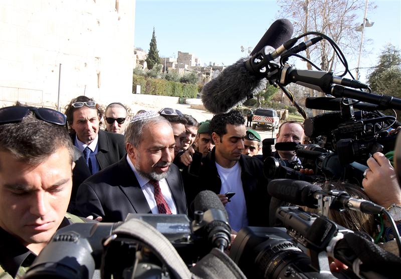 ליברמן בחברון: מתפלל לניצחון