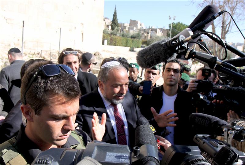 ליברמן בחברון: מתפלל לניצחון