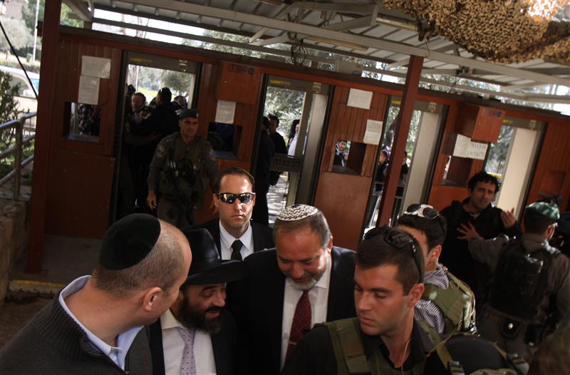 ליברמן בחברון: מתפלל לניצחון