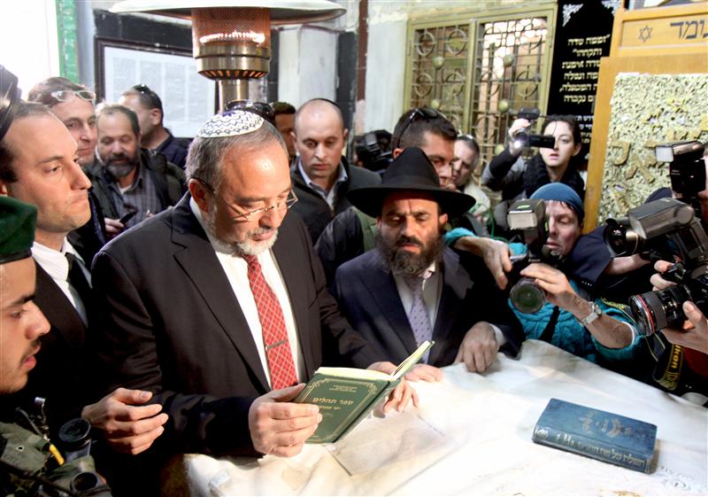 ליברמן בחברון: מתפלל לניצחון