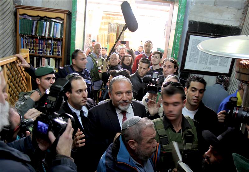 ליברמן בחברון: מתפלל לניצחון