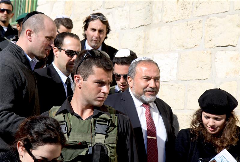 ליברמן בחברון: מתפלל לניצחון