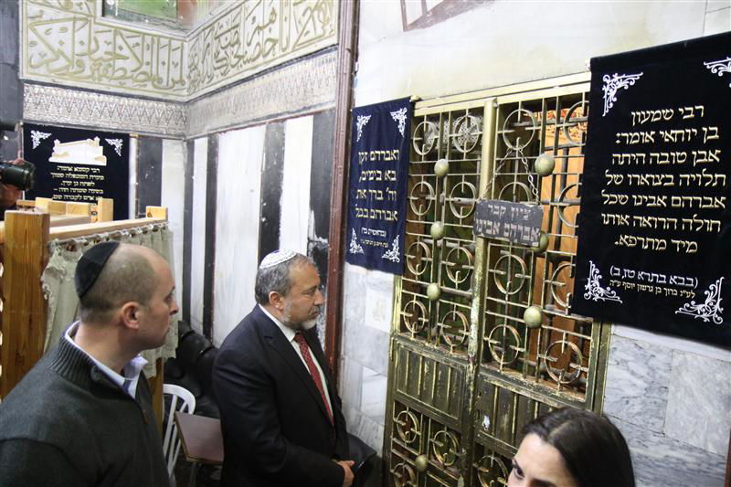 ליברמן בחברון: מתפלל לניצחון