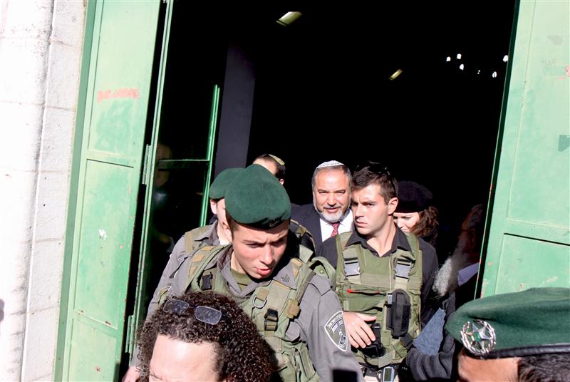 ליברמן בחברון: מתפלל לניצחון