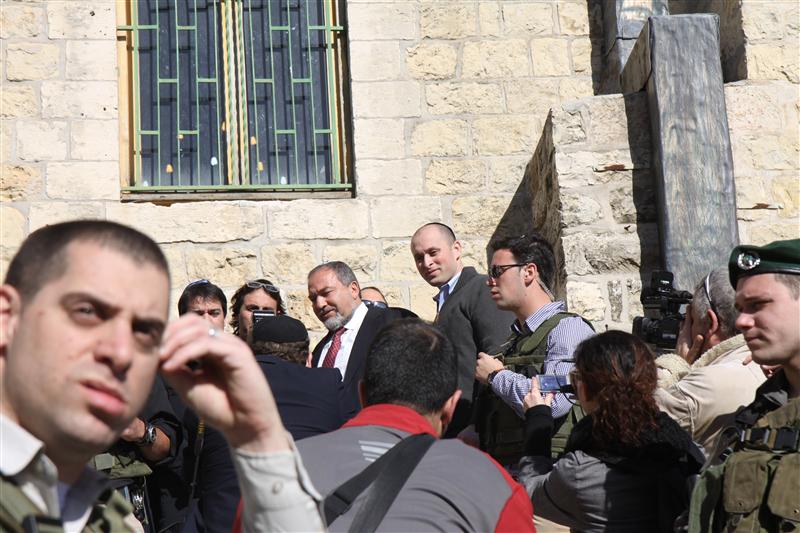 ליברמן בחברון: מתפלל לניצחון