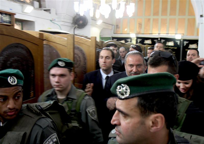 ליברמן בחברון: מתפלל לניצחון