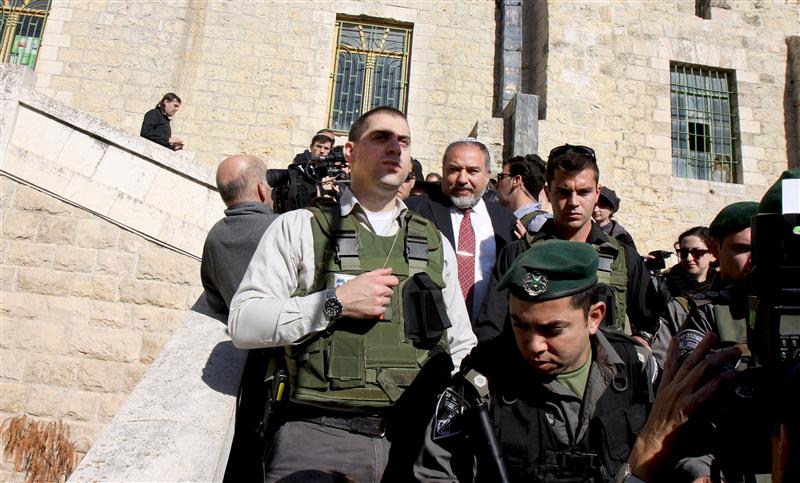 ליברמן בחברון: מתפלל לניצחון