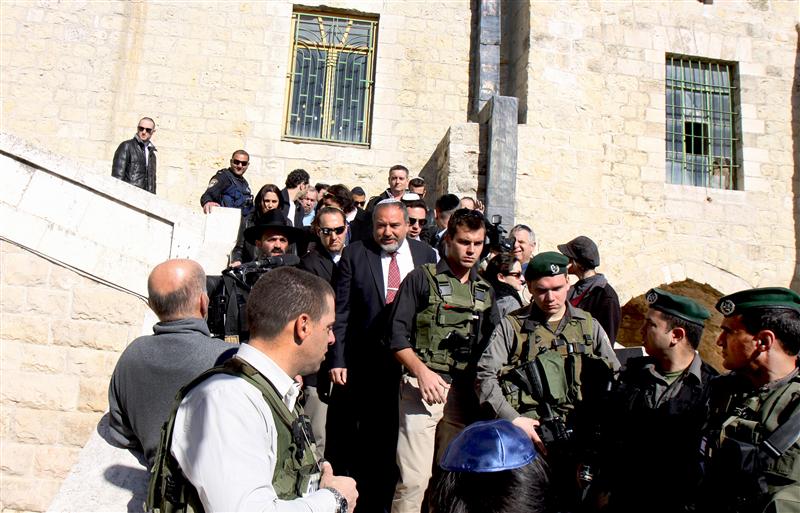 ליברמן בחברון: מתפלל לניצחון