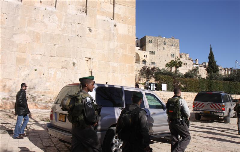 ליברמן בחברון: מתפלל לניצחון