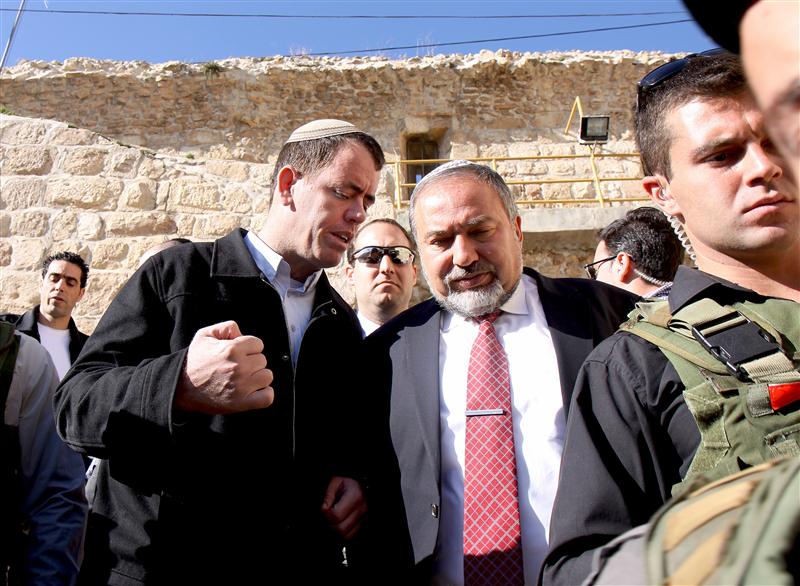 ליברמן בחברון: מתפלל לניצחון