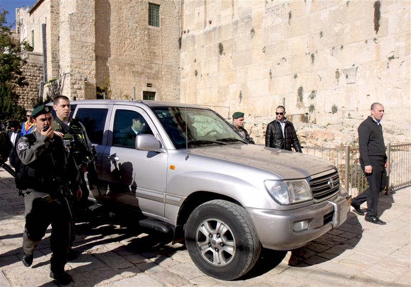 ליברמן בחברון: מתפלל לניצחון