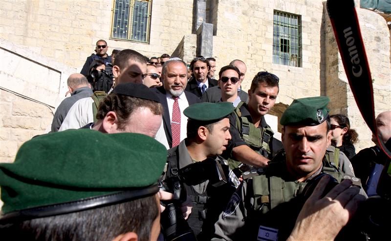 ליברמן בחברון: מתפלל לניצחון