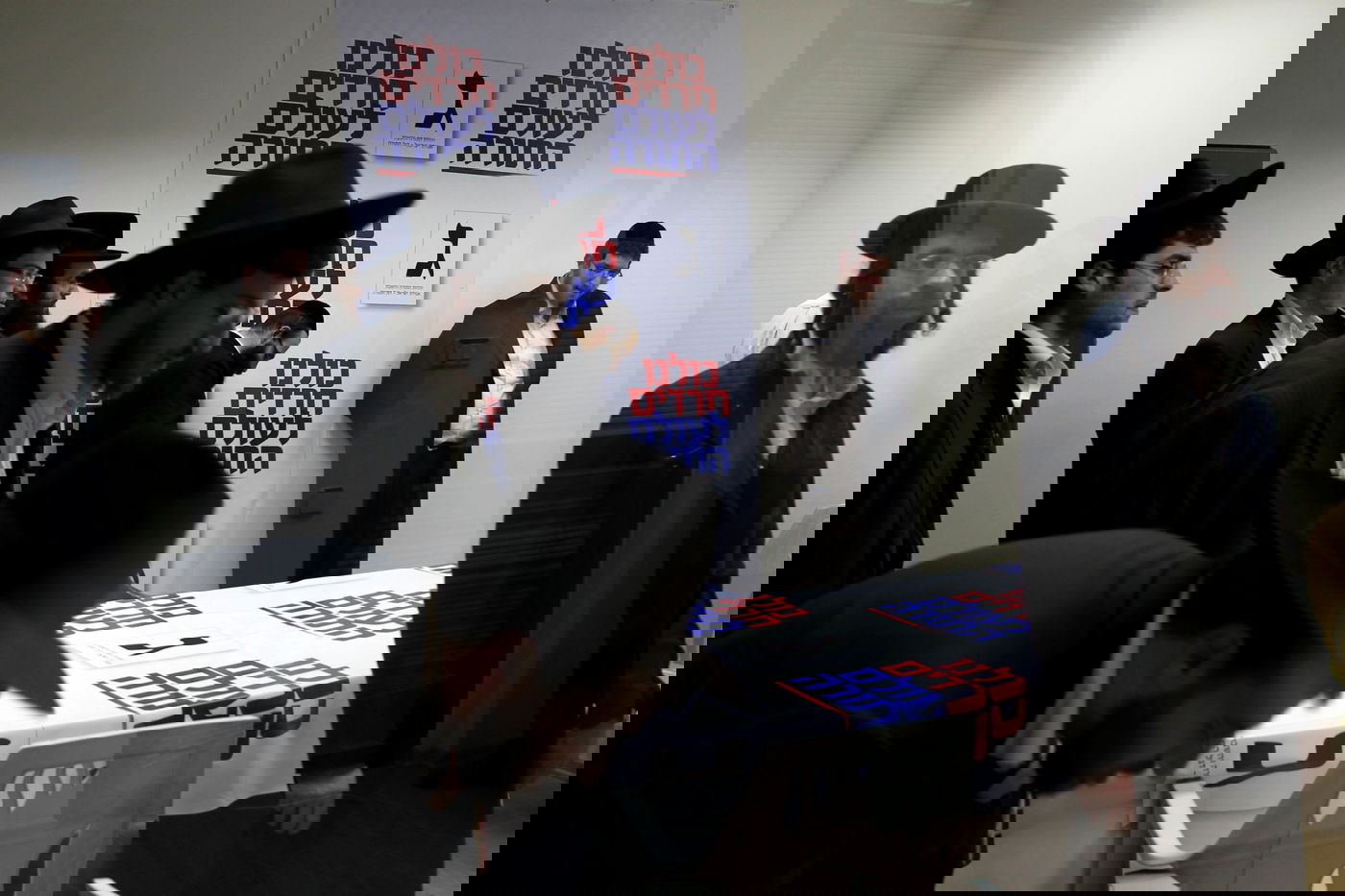 תיעוד מיוחד • הפעילים, השלטים והטלפונים במטות המפלגות החרדיות