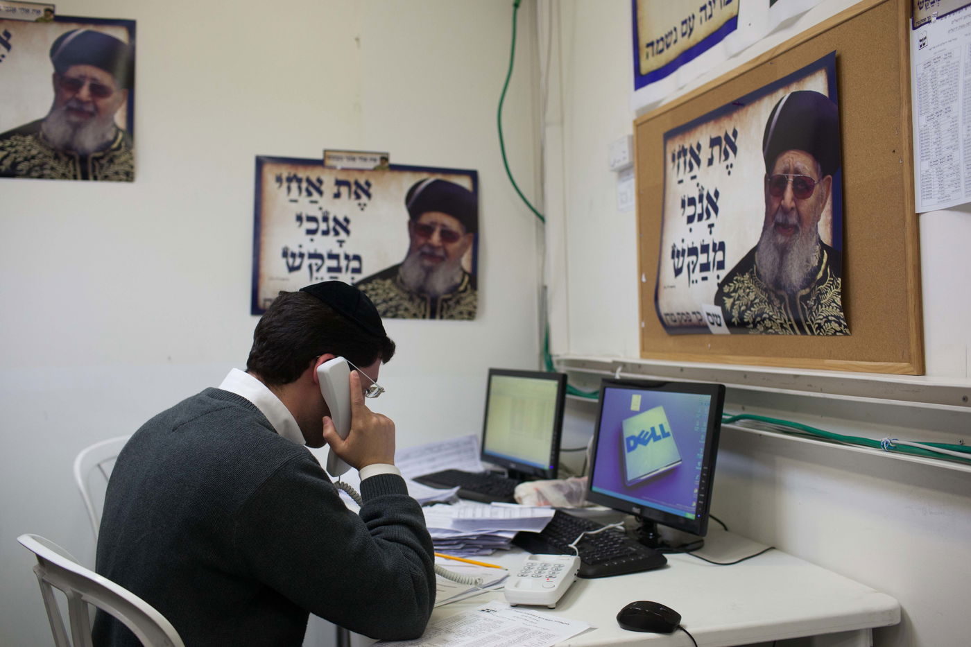 תיעוד מיוחד • הפעילים, השלטים והטלפונים במטות המפלגות החרדיות