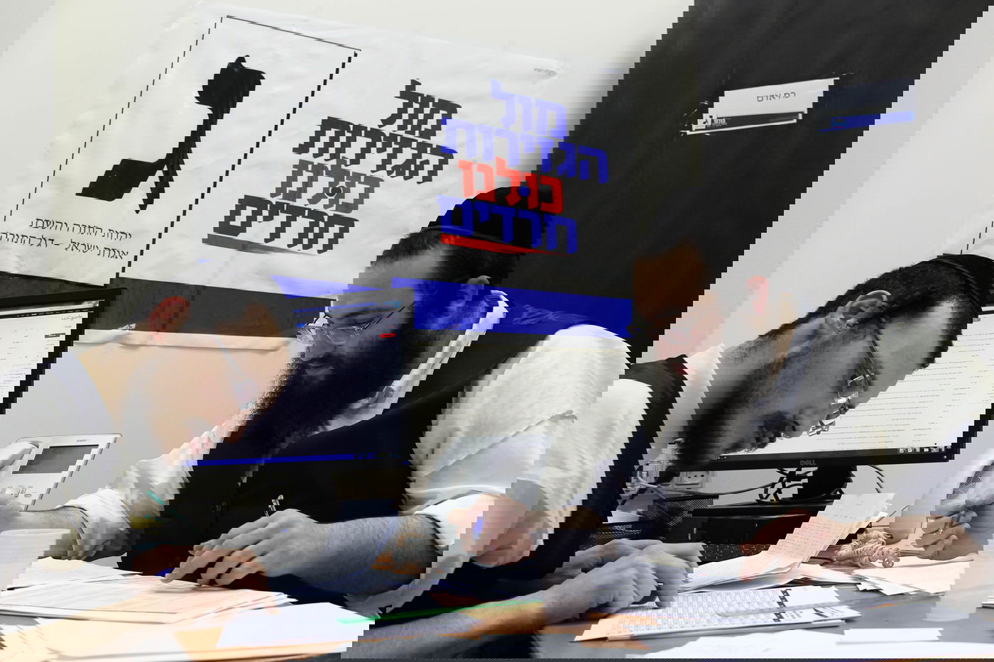 תיעוד מיוחד • הפעילים, השלטים והטלפונים במטות המפלגות החרדיות