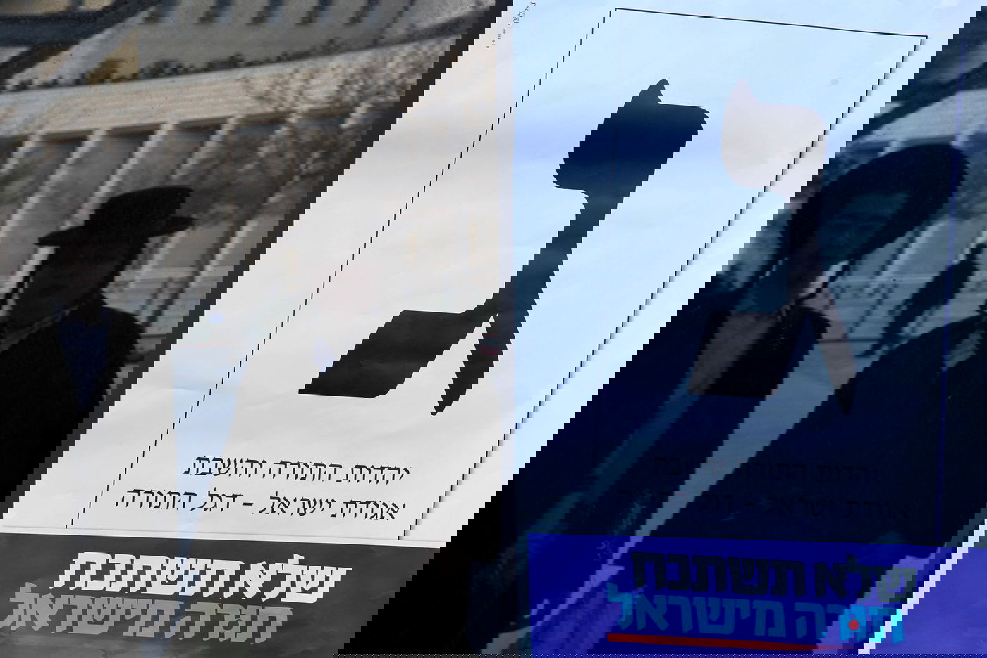 תיעוד מיוחד • הפעילים, השלטים והטלפונים במטות המפלגות החרדיות