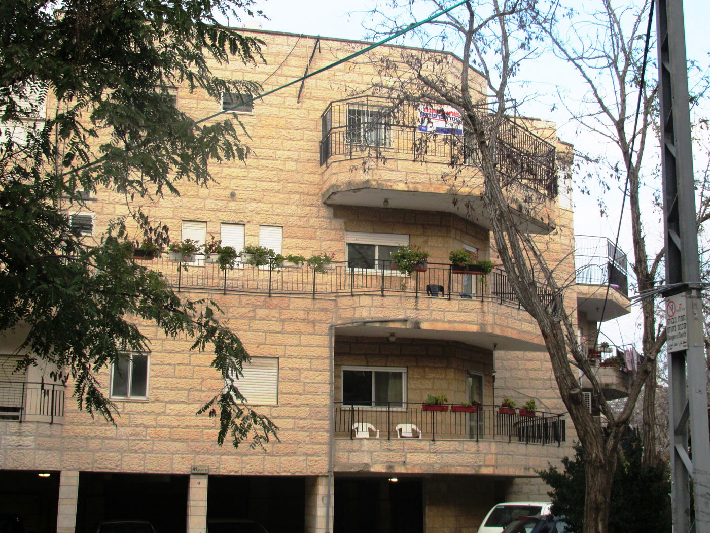 הפתעה במטה 'יהדות התורה': עורך 'הפלס' תלה שלט ג'