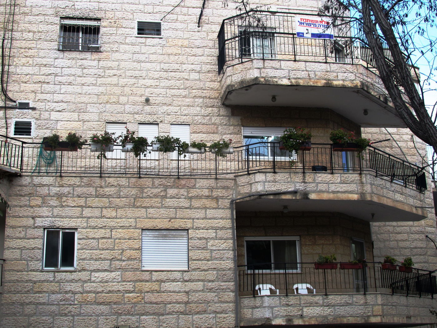 הפתעה במטה 'יהדות התורה': עורך 'הפלס' תלה שלט ג'