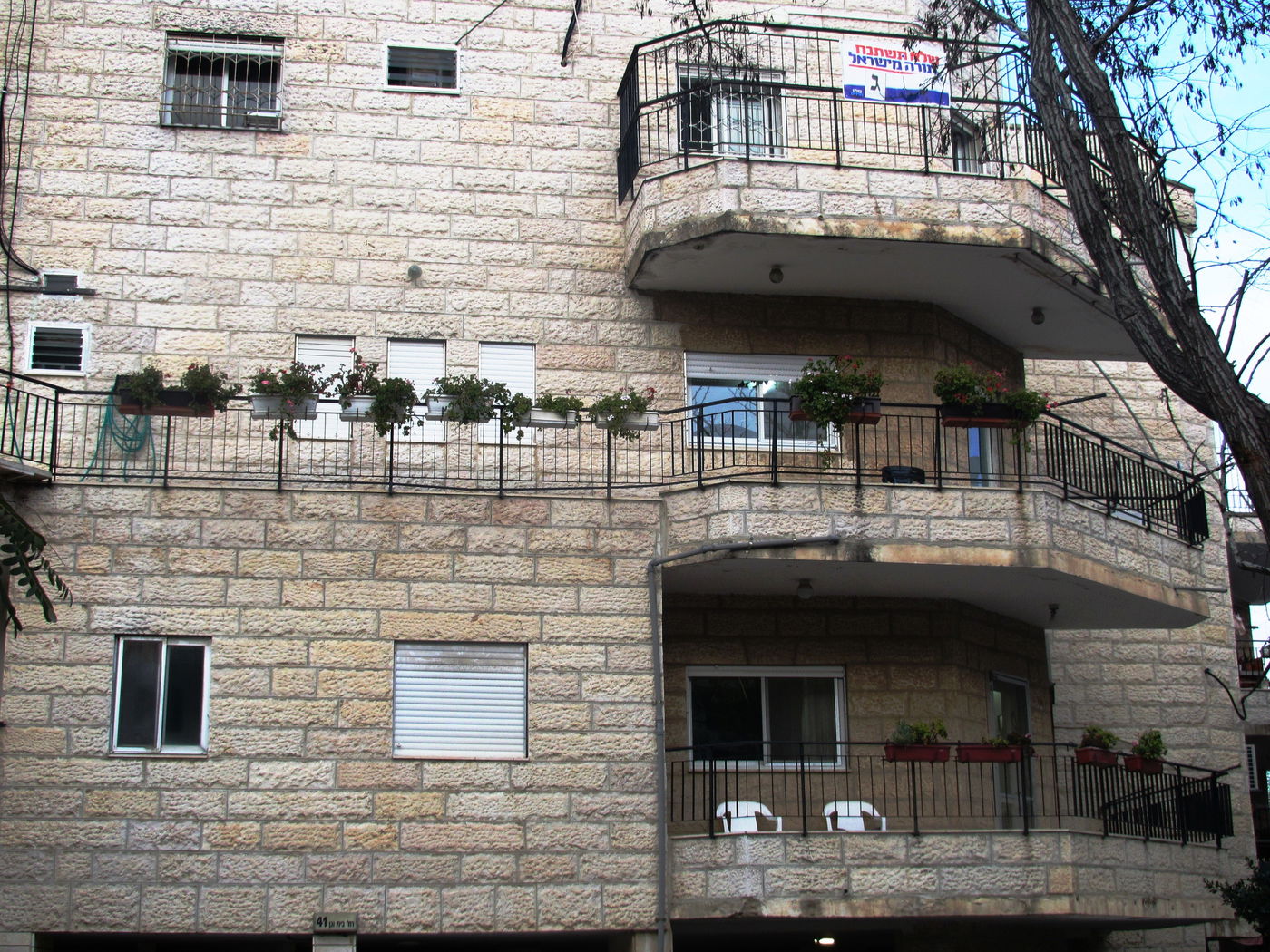 הפתעה במטה 'יהדות התורה': עורך 'הפלס' תלה שלט ג'