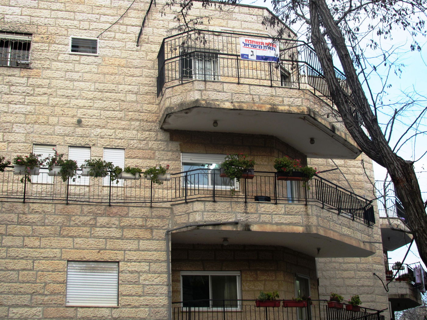 הפתעה במטה 'יהדות התורה': עורך 'הפלס' תלה שלט ג'