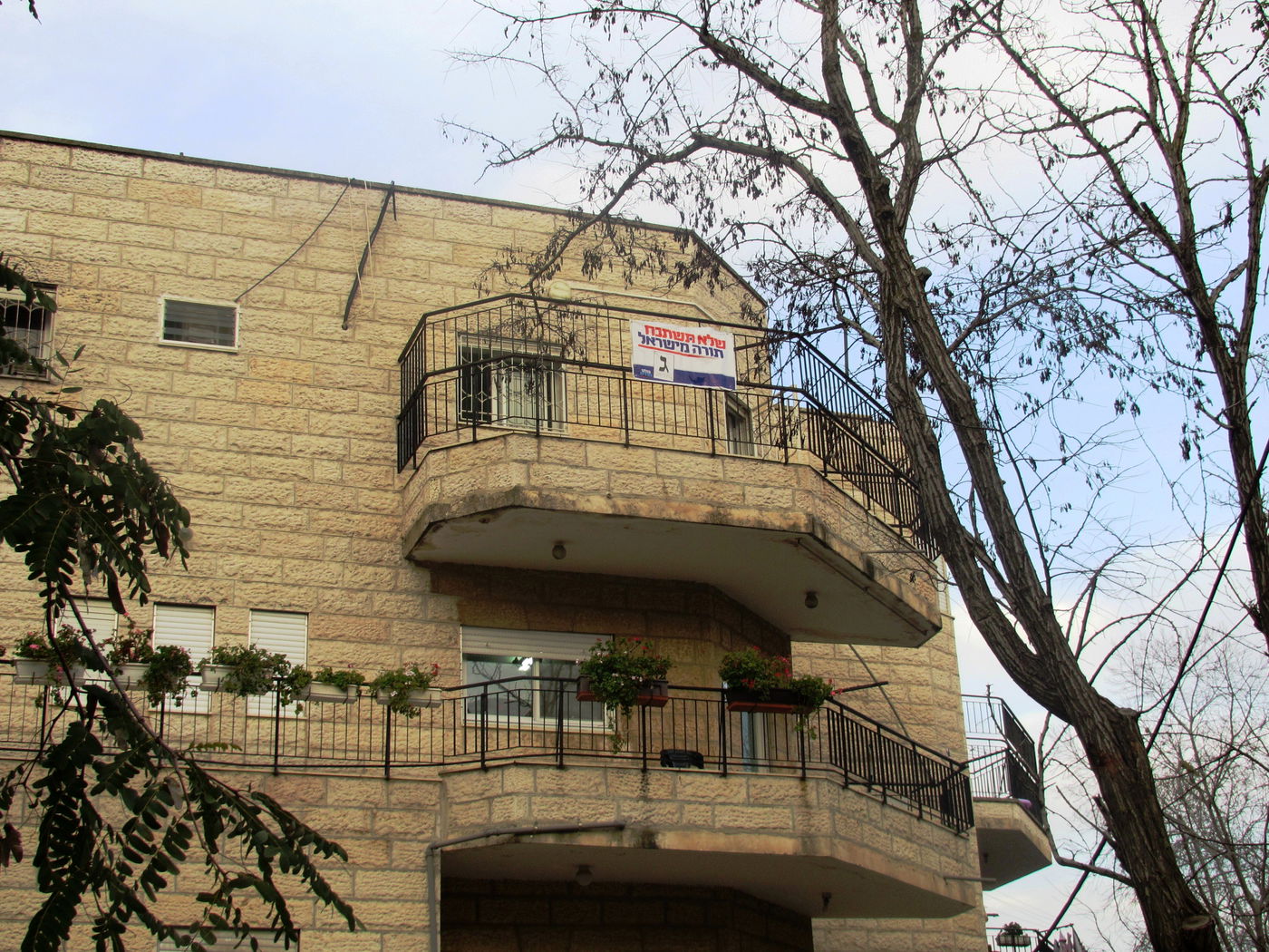 הפתעה במטה 'יהדות התורה': עורך 'הפלס' תלה שלט ג'