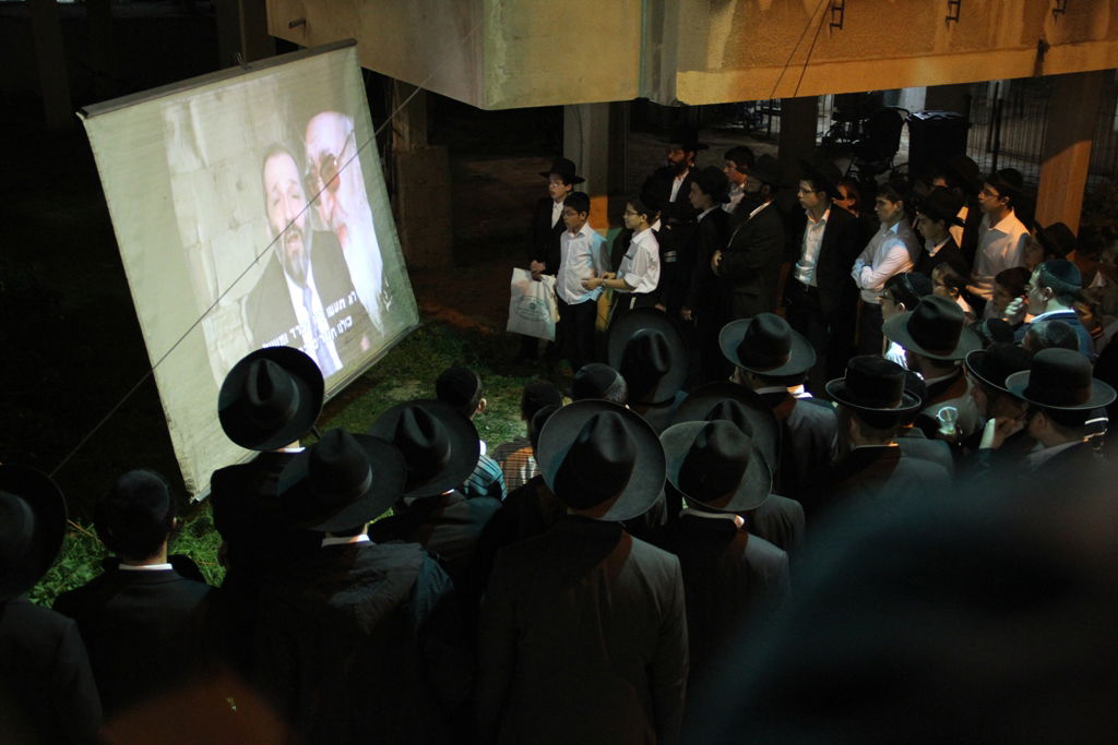 תיעוד: אלפים בכנס התלכדות סביב הנהגת הרב עובדיה