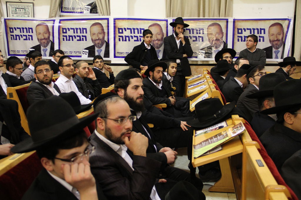 תיעוד: אלפים בכנס התלכדות סביב הנהגת הרב עובדיה