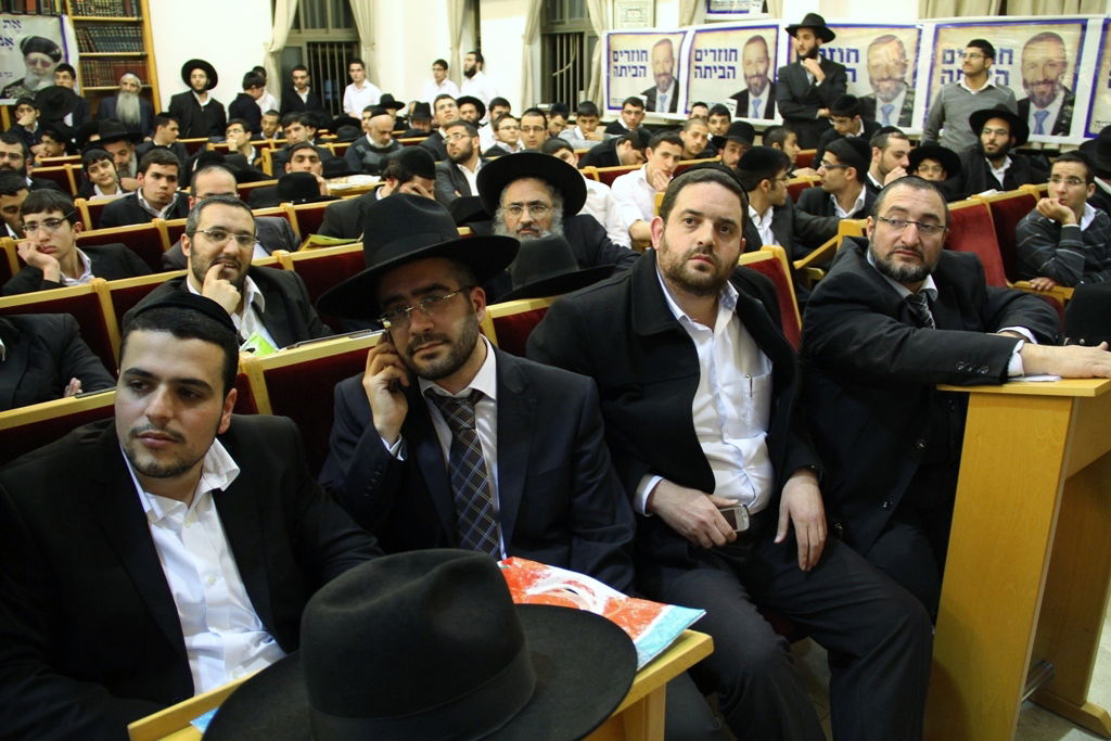 תיעוד: אלפים בכנס התלכדות סביב הנהגת הרב עובדיה