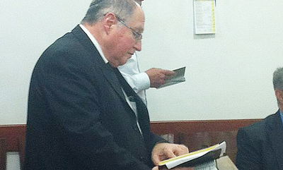 השופט אליקים רובינשטיין בתפילת מנחה