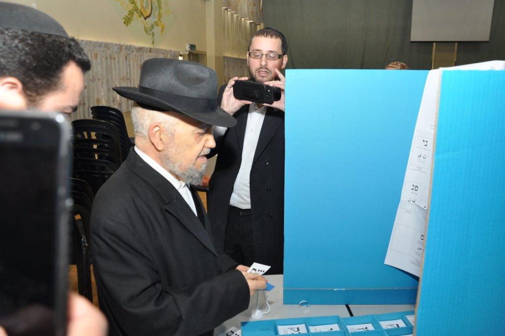 בחירות 2013: גם הרב מזוז הגיע לקלפי