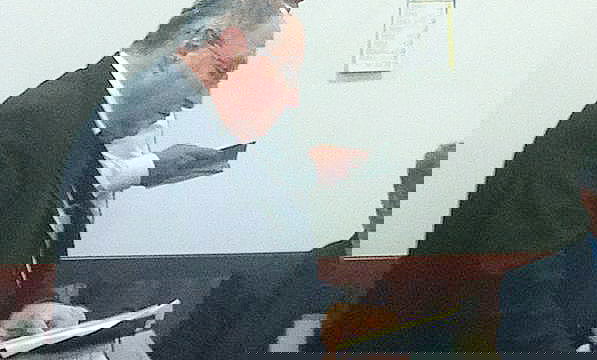 יום הבוחר: יו"ר ועדת הבחירות השופט אליקים רובנשטיין בתפילת מנחה