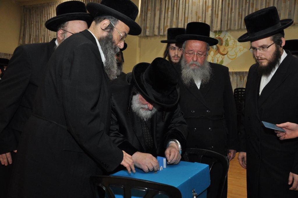 וידאו: האדמו"ר מויזניץ' הצביע בקלפי