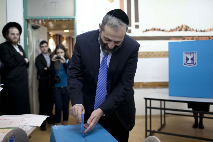 אריה דרעי ורעייתו בקלפי: "מצביע בשביל להכניס את אלי ישי לכנסת"