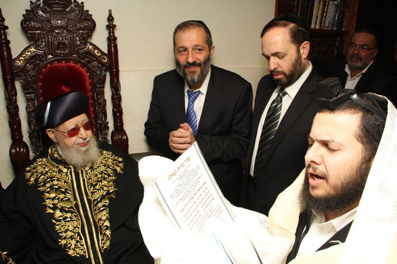 כלף לצד מרן הגר"ע יוסף