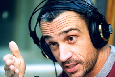 אברי גלעד, המגיש