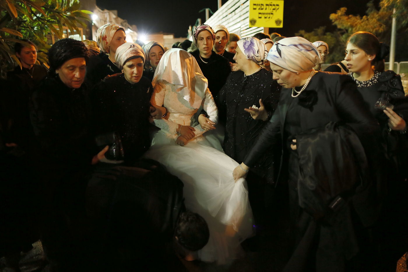 צפו: אלפי חסידי סאטמר בחתונת נכדת האדמו"ר