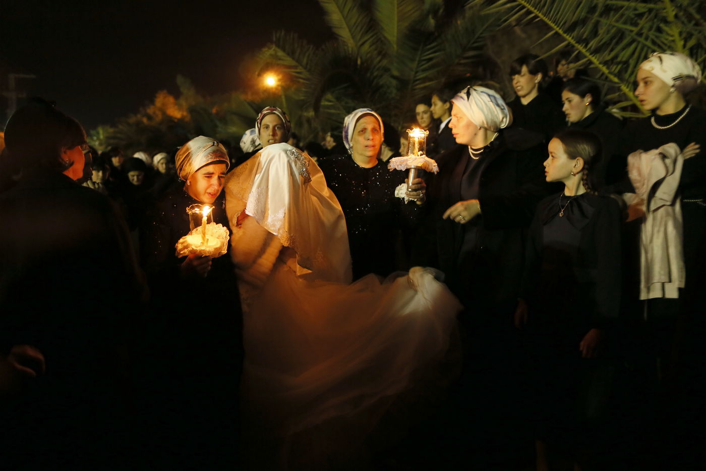 צפו: אלפי חסידי סאטמר בחתונת נכדת האדמו"ר