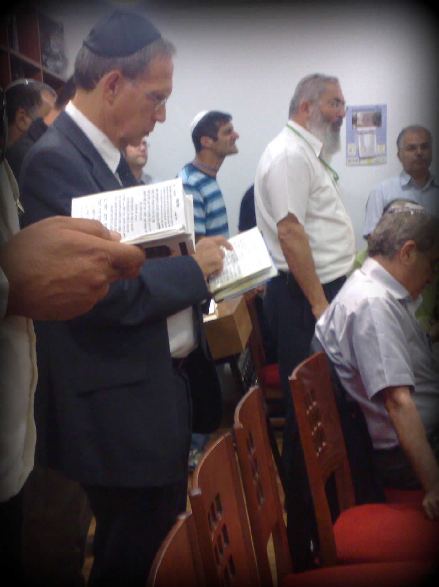 בתקשורת ספרו בחודשים האחרונים שוב ושוב כמה נציגים דתיים וחרדים עתידים להיכנס לכנסת, אבל אף אחד לא הראה את המקום שבו עתידים כולם להיפגש הכי הרבה. אז לידיעת המתפללים החדשים במשכן, מהרב שי פירון ועד הרב אלי בן דהן: זהו בית הכנסת של הכנסת. בימי מליאה מתקיימים כאן לא פחות משלושה מניינים של תפילת מנחה, אליהם מתקבצים רבים: ח"כים