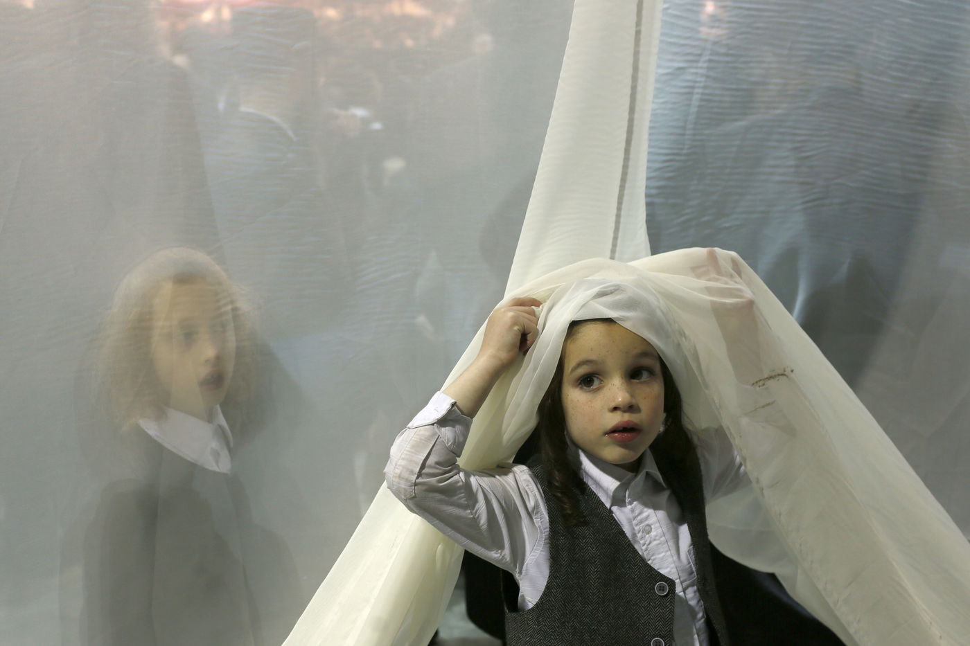 צפו: אלפי חסידי סאטמר בחתונת נכדת האדמו"ר