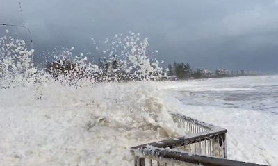 הקצף מציף את חופי אוסטרליה
