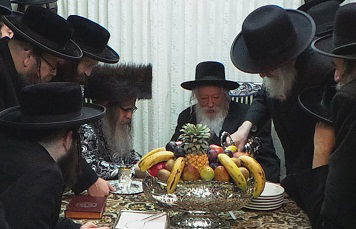 במרכז פגישת אדמו"רי גור וסאטמר: גזירת הגיוס ואיסור המילה