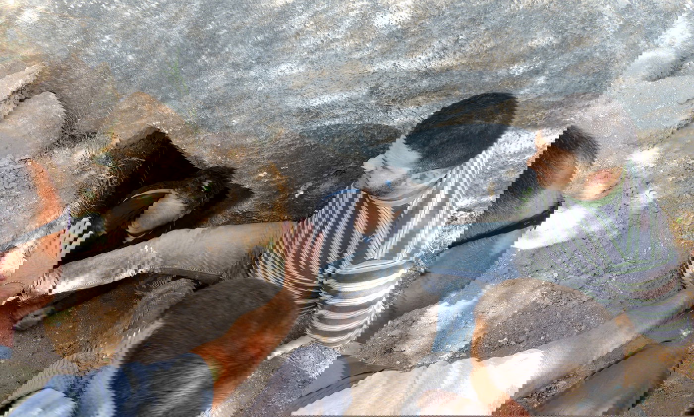 ראשו של החשוד מציץ ממערת הקבורה הנבזזת