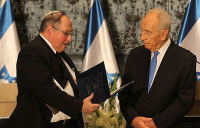 הנשיא שמעון פרס מקבל את התוצאות מיו"ר ועדת הבחירות