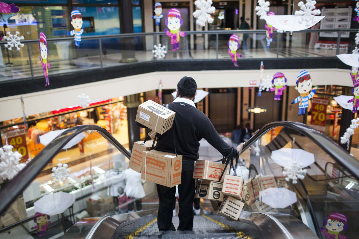 צפו: חוששים ומצטיידים בערכות מגן