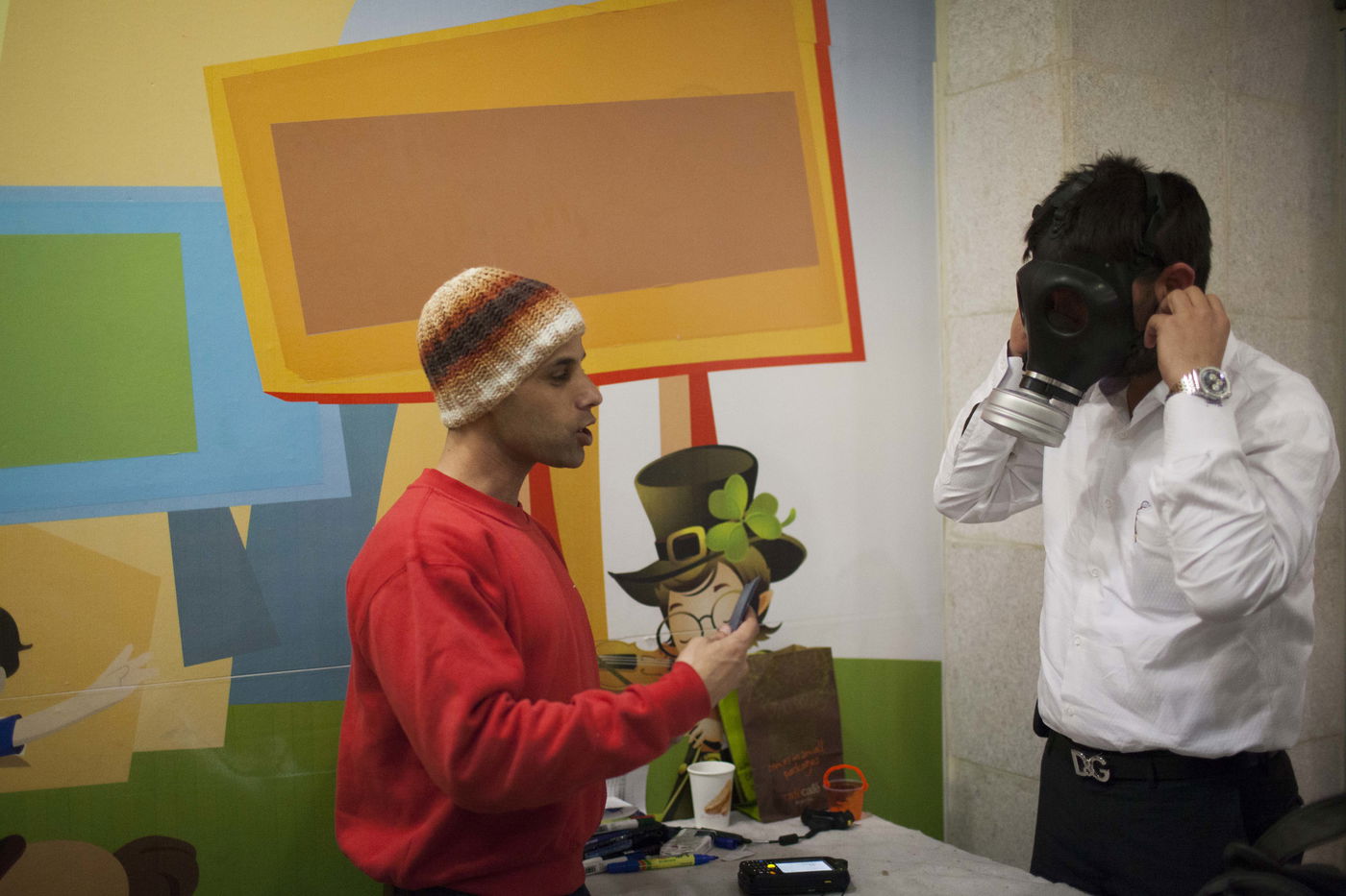 צפו: חוששים ומצטיידים בערכות מגן